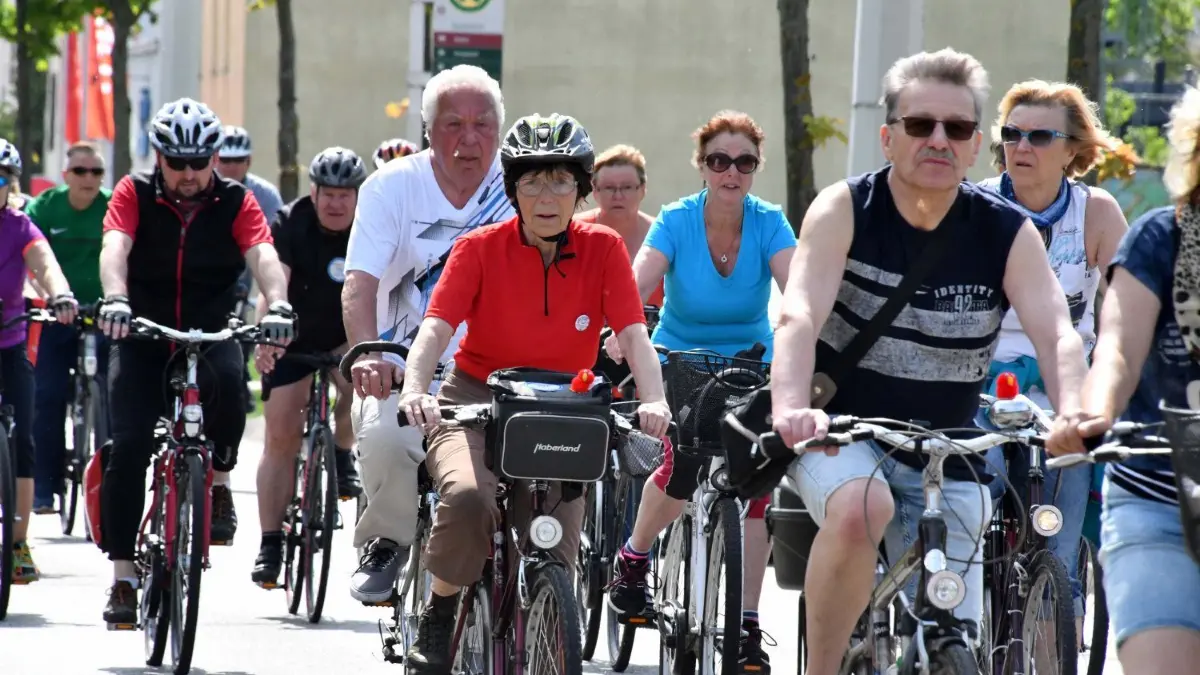 Frühlingsradeln 2018. Veranstalter waren auch diesmal die RUNDSCHAU, Antenne Brandenburg und der Radsportclubs Cottbus (RSC). Nach der 28-Kilometer-Tour am Sonntagvormittag gab's das traditionelle Sattelfest im Cottbuser Radstadion.
Frühlingsradeln 2018 der LAUSITZER RUNDSCHAU, Antenne Brandenburg und des Radsportclubs Cottbus (RSC) am Sonntagvormittag mit anschließendem Sattelfest im Radstadion.