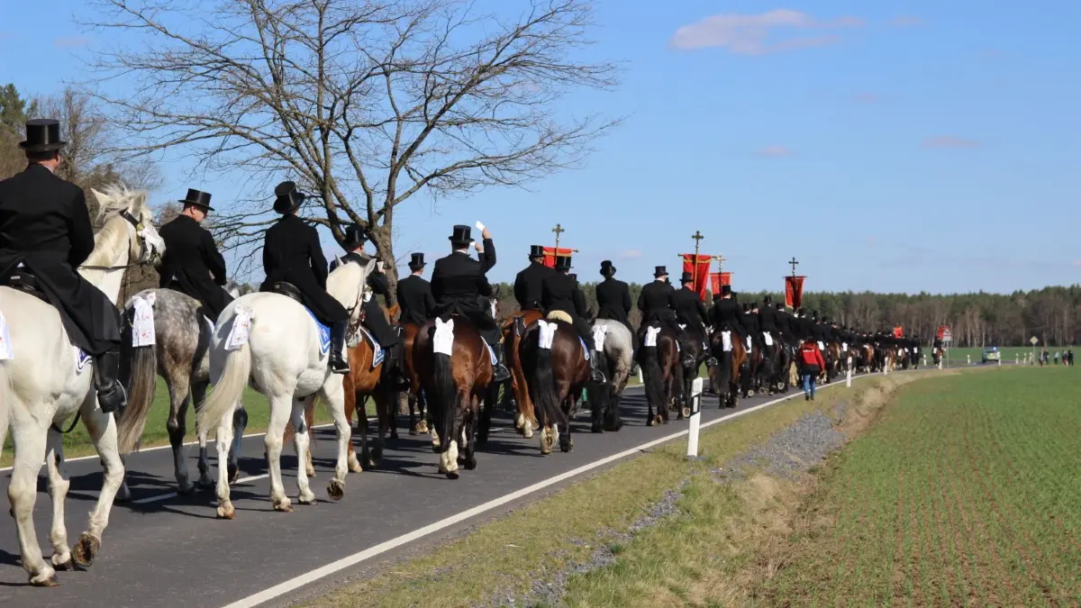 Hier waren die Ralbitzer Osterreiter nach Wittichenau unterwegs.
Gut 250 Osterreiter waren in diesem Jahr an der Prozession von Wittichenau nach Ralbitz dabei.