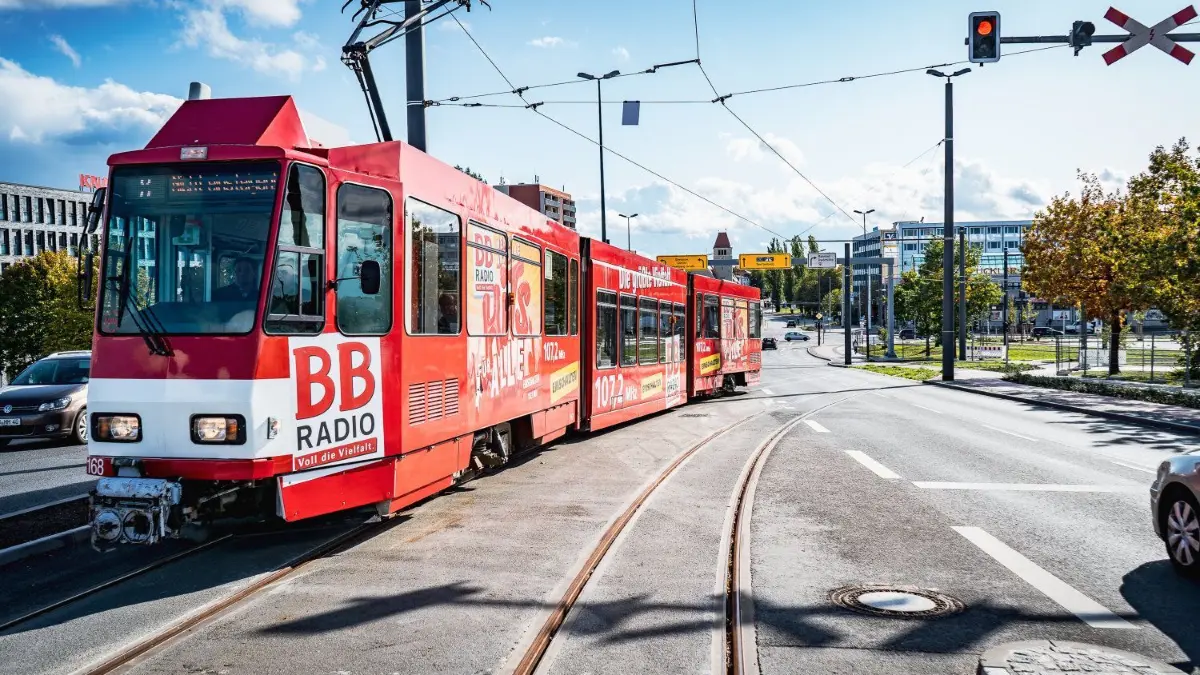 Wie kommen die Bahnen den Bahnhofsberg runter?
Damit die Straßenbahn der Linie 2 vom Bahnhofsberg auf den neuen Verkehrsknoten abbiegen kann, sind neue Gleise verlegt worden. Sie kreuzen die zwei Fahrspuren der Bahnhofstraße stadtauswärts. Damit sich Autos und Bahnen nicht in die Quere kommen, ist kurz hinter dem Scheitelpunkt des Bahnhofsberges eine neue Ampel aufgestellt worden. Sie stoppt die Autos, damit die Straßenbahn von der Brücke zur Haltestelle am Bahnhof kommt – und umgekehrt.
Die neue Ampel befindet sich etwa 140 Meter vor der Bahnhofskreuzung. Das Signal schaltet allerdings auch manchmal auf Rot, wenn keine Bahn in der Nähe ist. Damit soll verhindert werden, dass die Gleise auf dem Bahnhofsberg von Autos blockiert werden.
Hauptbahnhof Cottbus
