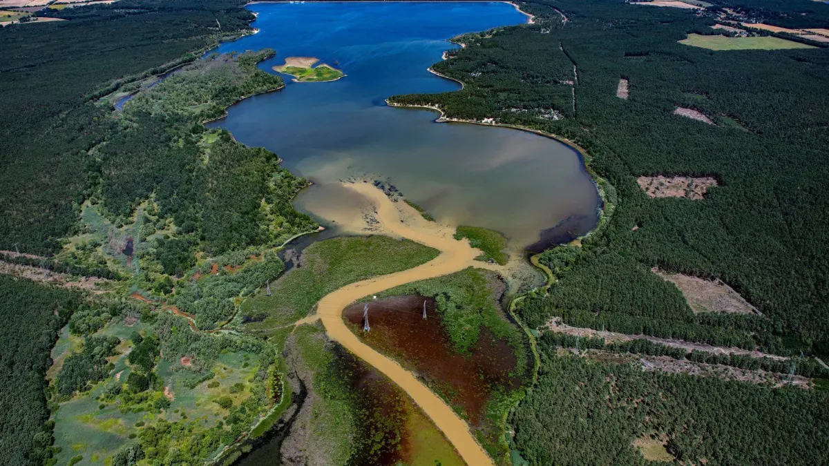 Die Talsperre Spremberg aus der Vogelperspektive: Die Konditionierungsanlage vor der Talsperre Spremberg, die aus der Bekalkungsanlage in Spremberg-Wilhelmsthal sowie der 1,5 Kilometer entfernten, am Einlaufbauwerk der Vorsperre Bühlow befindlichen Flockungshilfsmitteldosierstation besteht, erzielte eine deutliche Erhöhung des Eisenrückhaltes.
Die Konditionierungsanlage vor der Talsperre Spremberg, die aus der Bekalkungsanlage in Spremberg-Wilhelmsthal sowie der 1,5 Kilometer entfernten, am Einlaufbauwerk der Vorsperre Bühlow befindlichen Flockungshilfsmitteldosierstation besteht, erzielte eine deutliche Erhöhung des Eisenrückhaltes.