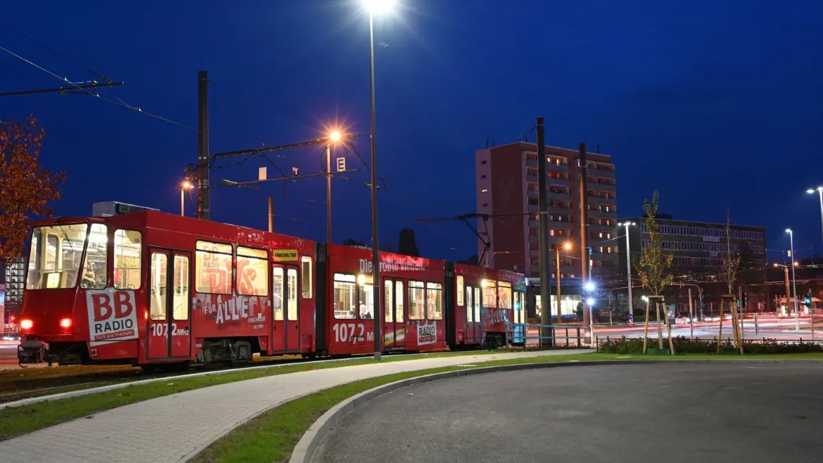 Neuer Verkehrsknoten im abendlichen Lichterglanz.Der neue Verkehrsknoten am Cottbuser Bahnhof ist seit zwei Wochen in Betrieb und ist ein Magnet. Zwei Wochen nach der Eröffnung ist der Alltag eingezogen, und es kommen Besucher, zücken Handy oder Fotoapparat und lichten den neuen Bahnhofsvorplatz ab und erkunden ihn. Der versprüht Großstadtflair.
Neuer Verkehrsknoten im abendlichen Lichterglanz.Der neue Verkehrsknoten am Cottbuser Bahnhof ist seit zwei Wochen in Betrieb und ist ein Magnet. Zwei Wochen nach der Eröffnung ist der Alltag eingezogen, und es kommen Besucher, zücken Handy oder Fotoapparat und lichten den neuen Bahnhofsvorplatz ab und erkunden ihn. Der versprüht Großstadtflair. Immer wieder biegt eine Straßenbahn ein, Busse rollen an die Haltestellen und Menschen eilen über den Platz. Die Haltestellen sind großzügig und übersichtlich. Allerdings dürfte es für Fahrgäste bei den kommenden Herbstwinden recht zugig werden. Eine schützende Wand oder Scheibe fehlt. Dafür ist das ganze Areal weitläufig...Eine Straßenbahn fädelt sich auf die Kreuzung Stadtring/Thiemstraße ein.