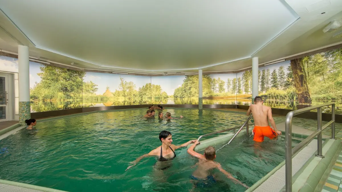 Im neuen Thermalbecken "Spreewald 360" können die Badegäste bei warmen Temperaturen ein 360° Panorama-Bild des Spreewalds sehen. Das besondere. Je nach Tageszeit ändert sich die Beleuchtung.