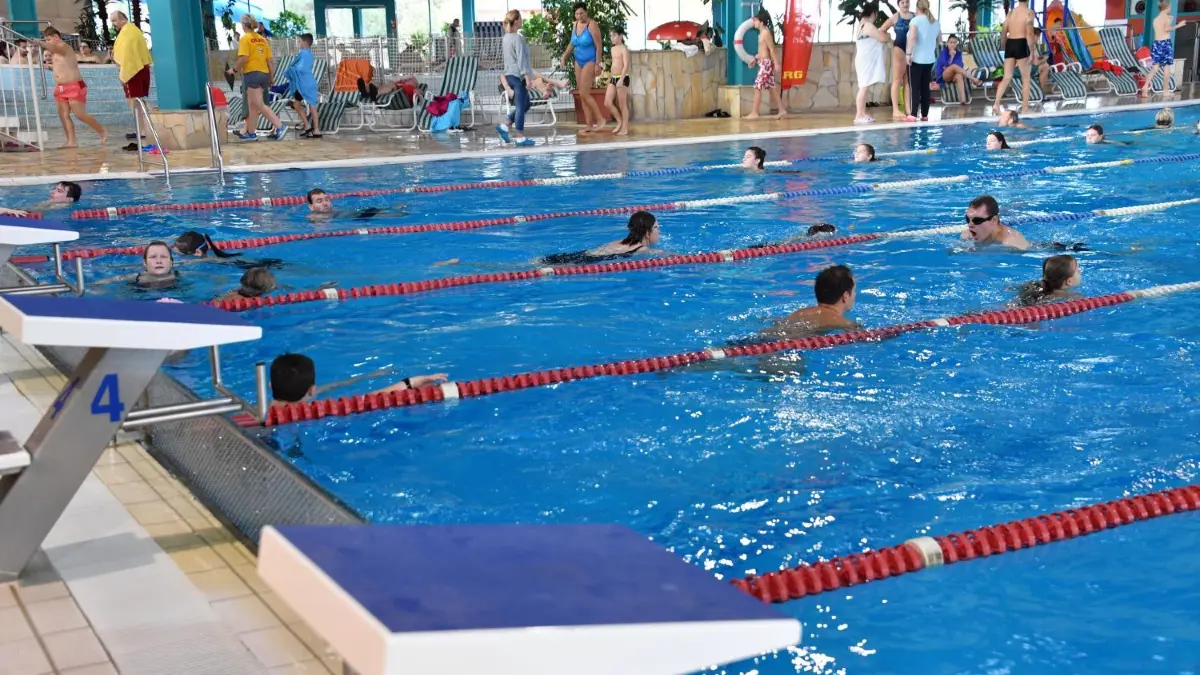2000 Schwimmer sind am Wochenende im Cottbuser Sport- und Freizeitbad Lagune ins Wasser gegangen. Das 24-Stunden-Schwimmen der Deutschen Lebensrettungs-Gesellschaft steht auch im Zeichen des Kampfes gegen das Ertrinken. Diesmal stand es unter dem Motto "Auf dem Weg zum Cottbuser Ostsee".
Dauer-Schwimmen und Familienfest in der Lagune
Knapp 2 000 Schwimmerinnen und Schwimmer aus der Region und aus der Ferne waren am vergangenen Wochenende beim 21. 24-Stunden-Schwimmen der Deutschen Lebensrettungs-Gesellschaft (DLRG) im Cottbuser Sport-und-Freizeitbad „Lagune“ dabei. Rund 120 ehrenamtliche Helferinnen und Helfer sorgten dabei auch in diesem Jahr wieder für einen reibungslosen Ablauf. Bereits zum zweiten Mal fand eine der größten Breitensportveranstaltung der Region im kühlen oder lauwarmen Nass – je nach eigenem Empfinden- unter dem Motto „Auf dem Weg zum Cottbuser Ostsee“ statt. Mit dem traditionellen 24-Stunden-Schwimmen wollen die Rettungsschwimmer der DLRG neben dem Spaß an der Bewegung im Wasser aber auch auf die Wichtigkeit des Schwimmen-Könnens und Schwimmen-Lernens aufmerksam machen.
Bahn um Bahn schwammen die Teilnehmer am diesjährigen 24-Stunden-Schwimmen.