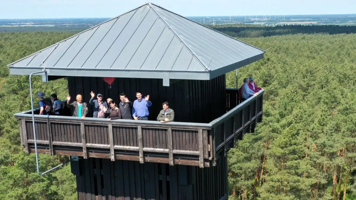 Christi Himmelfahrt 2019. Die geniale Aussicht bei strahlendem Sonnenschein haben am Himmelfahrtstag hunderte Besucher des Grödener Heidebergturmes genossen. Per Fuß vom Grödener Sportplatz aus, per Fahrrad oder mit dem Auto wurde dieses schöne Fleckchen Erde sowohl von brandenburger als auch sächsischer Seite gleichermaßen angesteuert. Foto: vrs
Christi- Himmelfahrt 2019 .- Die geniale Aussicht bei strahlendem Sonnenschein haben am Himmelfahrtstag hunderte Besucher des Grödener Heidebergturmes genossen. Per Fuß vom Grödener Sportplatz aus, per Fahrrad oder mit dem Auto wurde dieses schöne Fleckchen Erde sowohl von brandenburger als auch sächsischer Seite gleichermaßen angesteuert. ..