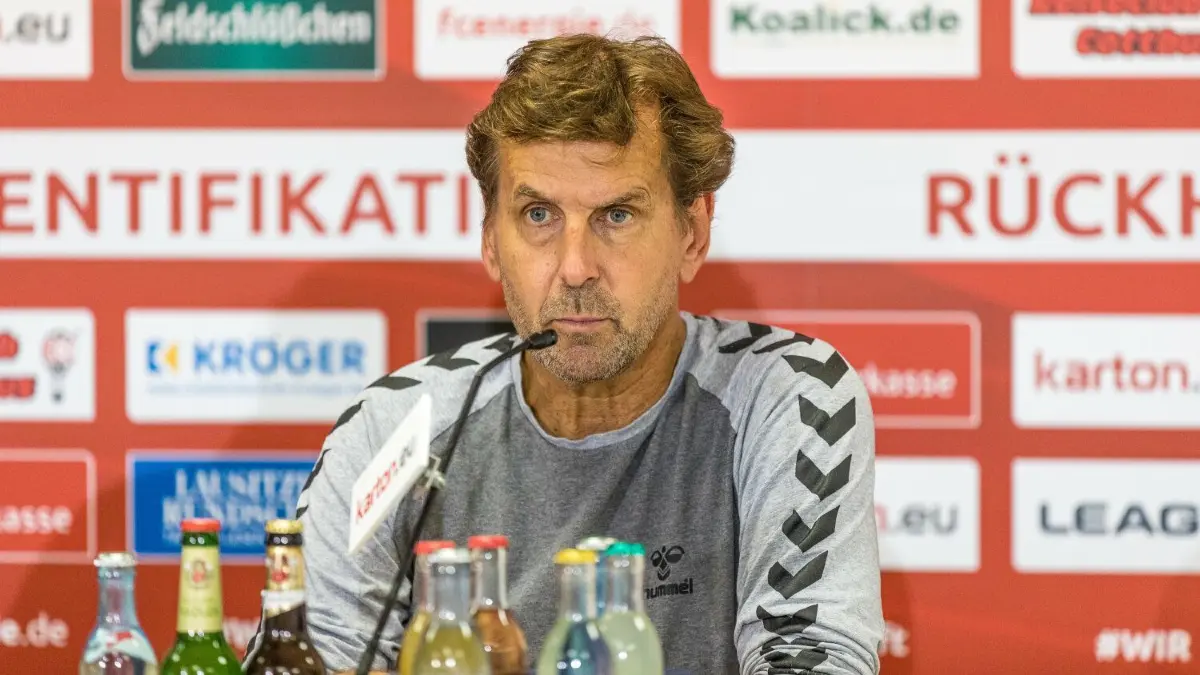 Cheftrainer Heiko Weber nach dem Spiel.
27.08.2022, Brandenburg, Cottbus: Heiko Weber (ZFC Meuselwitz)
(Wichtiger Hinweis: Der DFB untersagt die Verwendung von Sequenzbildern im Internet und in Online-Medien während des Spiels (einschließlich Halbzeit). Sperrfrist! Der DFB erlaubt die Publikation und Weiterverwertung der Bilder auf mobilfunkfähigen Endgeräten (insbesondere MMS) und über DVB-H und DMB erst nach Spielende.) Foto: Frank Hammerschmidt
