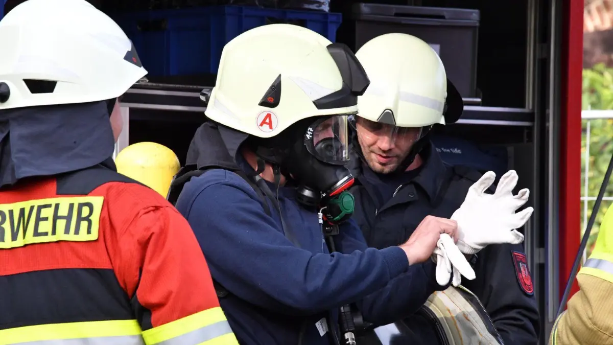 Notfallübung von Polizei und Feuerwehr in Cottbus.Bei einer Notfallübung wurden die Rettungskräfte von Polizei und Feuerwehr am Samstag mit zwei Notfallszenarien konfrontiert. Während bei der ersten Übung eine Situation mit verletzten Person nach Schusswaffengebrauch simuliert wurde, ging es bei der zweiten Übung darum, dass eine gefährliche Flüssigkeit aus einem Wagon ausgetreten war. Beide hatten das Ziel, zu überprüfen, wie die Notfallpläne und Abläufe der verschiedenen Institutionen und Organisationen zueinander passen. Neben Polizei und Feuerwehr waren auch Rettungsdienst, Katastrophenschutz und Einheiten des DRK sowie der Johanniter Unfallhilfe im Einsatz. ..Feuerwehrleute bereiten den Einsatz zur Bekämpfung eines angenommen Austritts giftiger Flüssigkeit aus einem Wagon vor und legen dazu Schutzausrüstung an.
Notfallübung von Polizei und Feuerwehr in Cottbus.Bei einer Notfallübung wurden die Rettungskräfte von Polizei und Feuerwehr am Samstag mit zwei Notfallszenarien konfrontiert. Während bei der ersten Übung eine Situation mit verletzten Person nach Schusswaffengebrauch simuliert wurde, ging es bei der zweiten Übung darum, dass eine gefährliche Flüssigkeit aus einem Wagon ausgetreten war. Beide hatten das Ziel, zu überprüfen, wie die Notfallpläne und Abläufe der verschiedenen Institutionen und Organisationen zueinander passen. Neben Polizei und Feuerwehr waren auch Rettungsdienst, Katastrophenschutz und Einheiten des DRK sowie der Johanniter Unfallhilfe im Einsatz. ..Feuerwehrleute bereiten den Einsatz zur Bekämpfung eines angenommen Austritts giftiger Flüssigkeit aus einem Wagon vor und legen dazu Schutzausrüstung an.
