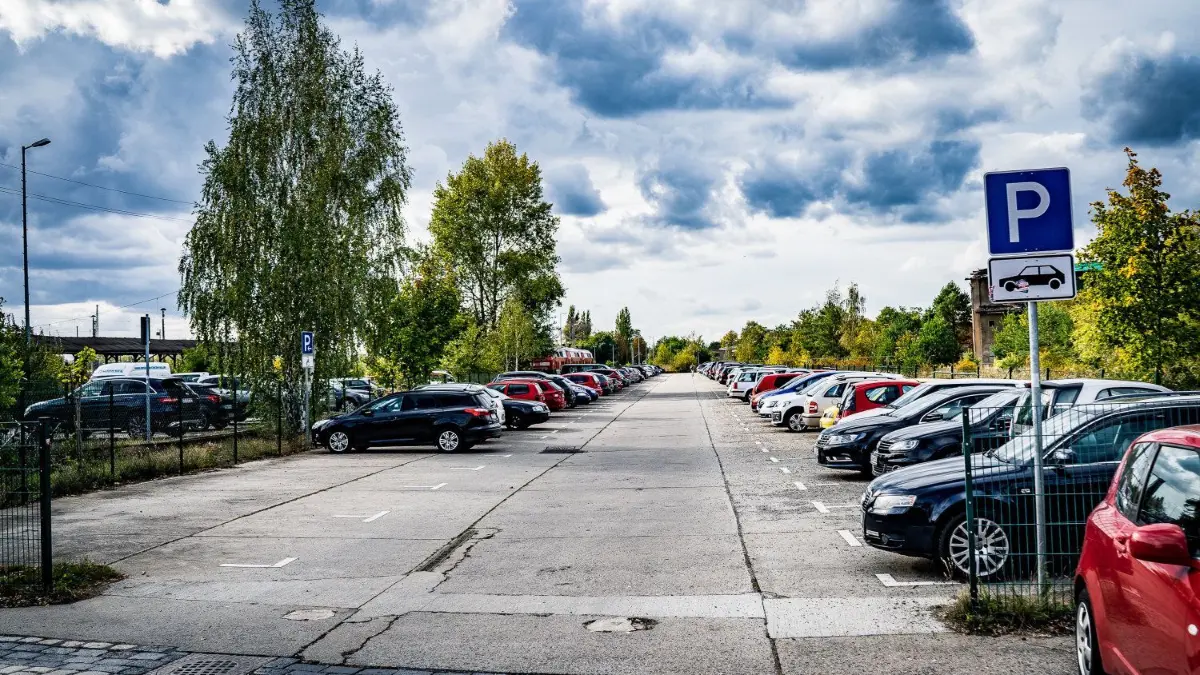 Wo gibt es künftig Parkplätze?
Pendler können ihre Fahrzeuge weiterhin auf den beiden bekannten Langzeitparkplätzen abstellen. Am Wasserturm direkt neben dem Bahnhofsgebäude stehen 290 Plätze zur Verfügung. Am Spreewaldbahnhof im Norden des Bahngeländes gibt es weitere 160 Stellplätze. Dort können die Autos kostenfrei stehen bleiben.
Mit der Inbetriebnahme des Verkehrsknotens gibt es zudem 85 zusätzliche Kurzzeitparkplätze auf dem Bahnhofsvorplatz. Dort können Fahrzeuge für eine Stunde geparkt werden. Allerdings muss dafür die Parkuhr gefüttert werden.
Wer seine Liebsten nur schnell am Bahnhof abliefern will, kann das ganz bequem über die sechs Kiss-and-Ride-Plätze (Kuss und weg) direkt vor dem Bahnhofseingang machen.
Hauptbahnhof Cottbus
