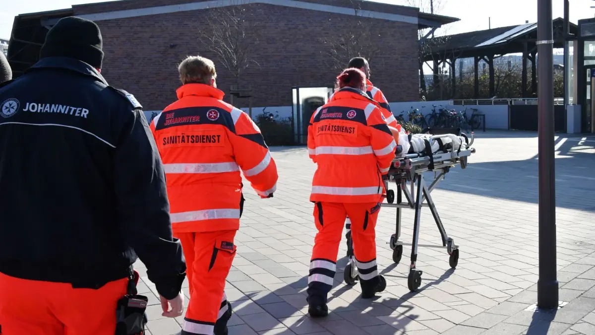 Der Sanitätsdienst der Johanniter Unfallhilfe war auf alle Eventualitäten vorbereitet.
Am Freitagabend traf auf dem Cottbuser Hauptbahnhof der zweite Sonderzug aus Breslau (Wroclaw) mit Kriegsflüchtlingen aus der Ukraine ein. Mehr als 200 Helfer waren neben Polizei, Feuerwehr, DRK, die Johanniter Unfallhilfe, der Katastrophenschutz und das THW sowie ehrenamtliche Mitarbeiter der Notfallseelsorge im Einsatz, um die angekommenen Menschen zu betreuen, mit Esssen und Getränken zu versorgen sowie die Wünsche für eine eventuelle Weiterreise zu klären. Dafür standen Busse bereit.
Das Sanitätsdienst der Johanniter Unfallhilfe war auf alle Eventualitäten vorbereitet.