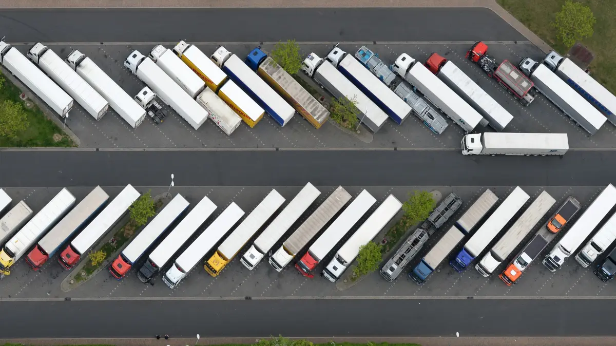 Voll besetzt ist ein LKW-Parkplatz an der Autobahn-Raststätte Michendorf. Das niedersächsische Landeskriminalamt warnt vor Planenschlitzern, die auf Autobahnparkplätzen abgestellte Lastwagen plündern. +++ dpa-Bildfunk +++