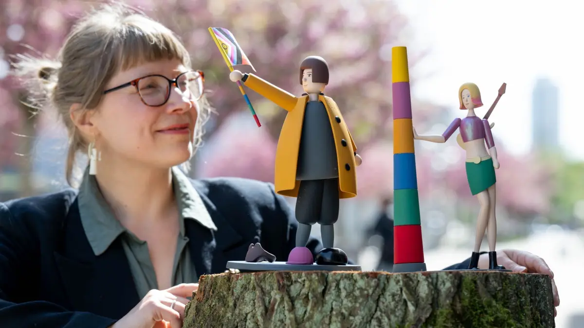 Forschungsprojekt schafft queere Räucherfiguren: 12.04.2024, Sachsen, Chemnitz: Melanie Hühn präsentiert die beiden Räucherfiguren „Burning Gender“ (l) und „Empowerella“. Das vom Kulturhauptstadt-Fonds der TU Chemnitz geförderte Projekt „The Smoking Chemnitzer:in“ erforschte unter der Leitung von Melanie Hühn die Tradition von Räuchermännchen aus dem Erzgebirge und rückte gleichzeitig mit dem Entwurf neuer Räucherfiguren Frauen und andere marginalisierte Gruppen aus Chemnitz in den Fokus. (zu dpa: «Der Räuchermann wird queer - Studenten hinterfragen Rollenbilder») Foto: Hendrik Schmidt/dpa +++ dpa-Bildfunk +++