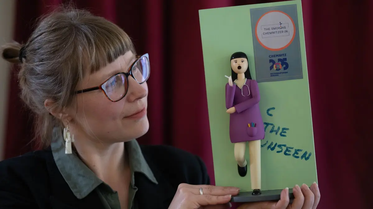 Forschungsprojekt schafft queere Räucherfiguren: 12.04.2024, Sachsen, Chemnitz: Melanie Hühn präsentiert die Räucherfrau „Die vietnamesische Pflegefachfrau“. Das vom Kulturhauptstadt-Fonds der TU Chemnitz geförderte Projekt „The Smoking Chemnitzer:in“ erforschte unter der Leitung von Melanie Hühn die Tradition von Räuchermännchen aus dem Erzgebirge und rückte gleichzeitig mit dem Entwurf neuer Räucherfiguren Frauen und andere marginalisierte Gruppen aus Chemnitz in den Fokus. (zu dpa: «Der Räuchermann wird queer - Studenten hinterfragen Rollenbilder») Foto: Hendrik Schmidt/dpa +++ dpa-Bildfunk +++