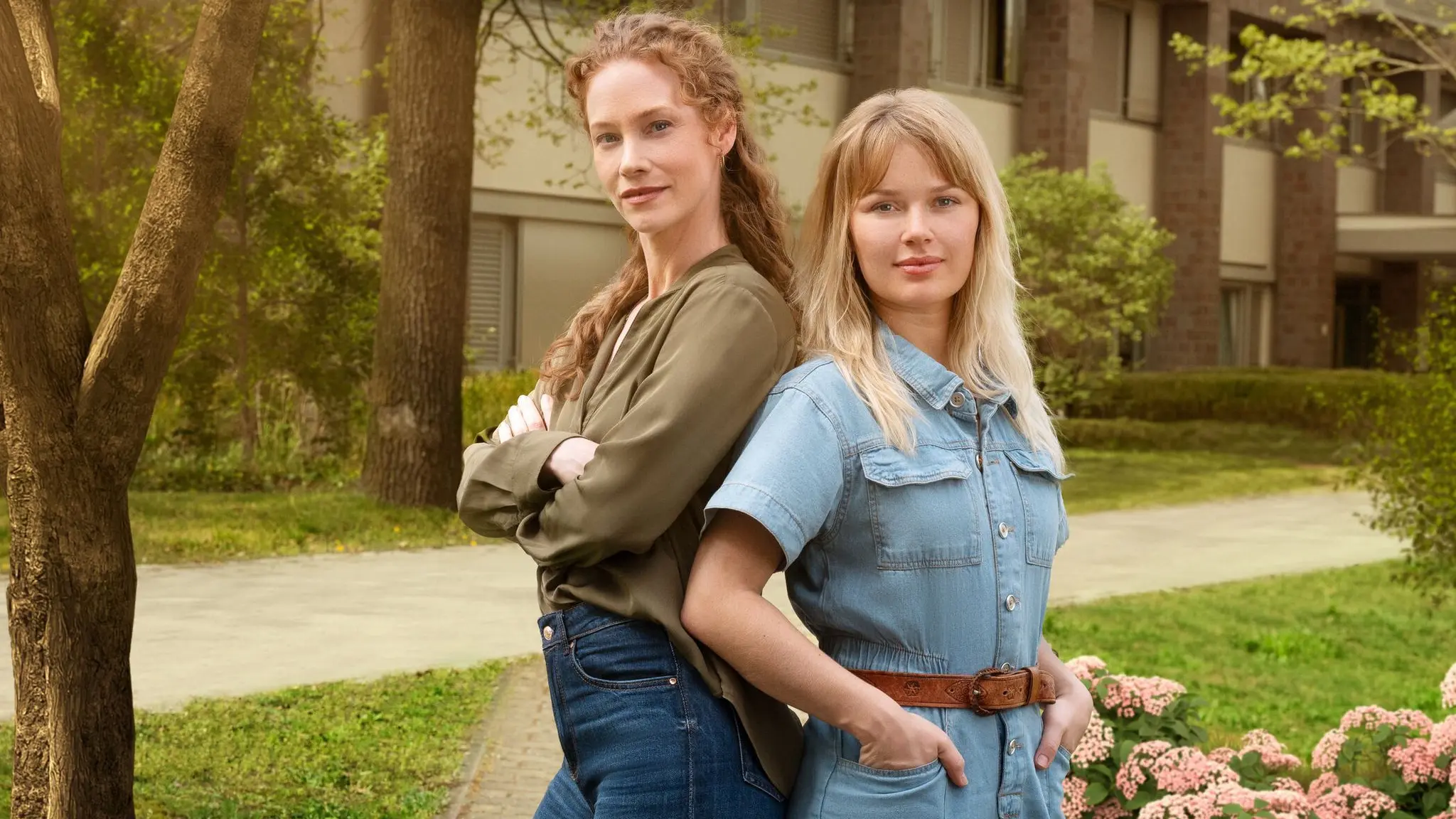 Die Spreewaldklinik: Titel: Die Spreewaldklinik; Staffel: 1; Person: Sina-Valeska Jung; Isabel Hinz; Copyright: SAT.1/Hardy Spitz; Fotograf: Hardy Spitz; Bildredakteur: Clarissa Schreiner; Dateiname: 2936337.jpg; Rechtehinweis: Dieses Bild darf bis eine Woche nach Ausstrahlung honorarfrei fuer redaktionelle Zwecke und nur im Rahmen der Programmankuendigung verwendet werden. Spaetere Veroeffentlichungen sind nur nach Ruecksprache und ausdruecklicher Genehmigung der Seven.One Entertainment Group GmbH moeglich. Nicht fuer EPG! Verwendung nur mit vollstaendigem Copyrightvermerk. Das Foto darf nicht veraendert, bearbeitet und nur im Ganzen verwendet werden. Es darf nicht archiviert werden. Es darf nicht an Dritte weitergeleitet werden. Aneinanderreihung/Zusammenlegung/Kopplung von Bildern zum Zweck der Erstellung von Slide-Shows o.ä. nicht gestattet; Verbindung/Einfügen/Anfügen von Werbung nicht gestattet. Bei Fragen: foto@seven.one Voraussetzung fuer die Verwendung dieser Programmdaten ist die Zustimmung zu den Allgemeinen Geschaeftsbedingungen der Presselounges der Sender der Seven.One Entertainment Group GmbH. / Weiterer Text über ots und www.presseportal.de/nr/6708 / Die Verwendung dieses Bildes für redaktionelle Zwecke ist unter Beachtung aller mitgeteilten Nutzungsbedingungen zulässig und dann auch honorarfrei. Veröffentlichung ausschließlich mit Bildrechte-Hinweis. Foto: SAT.1/SAT.1