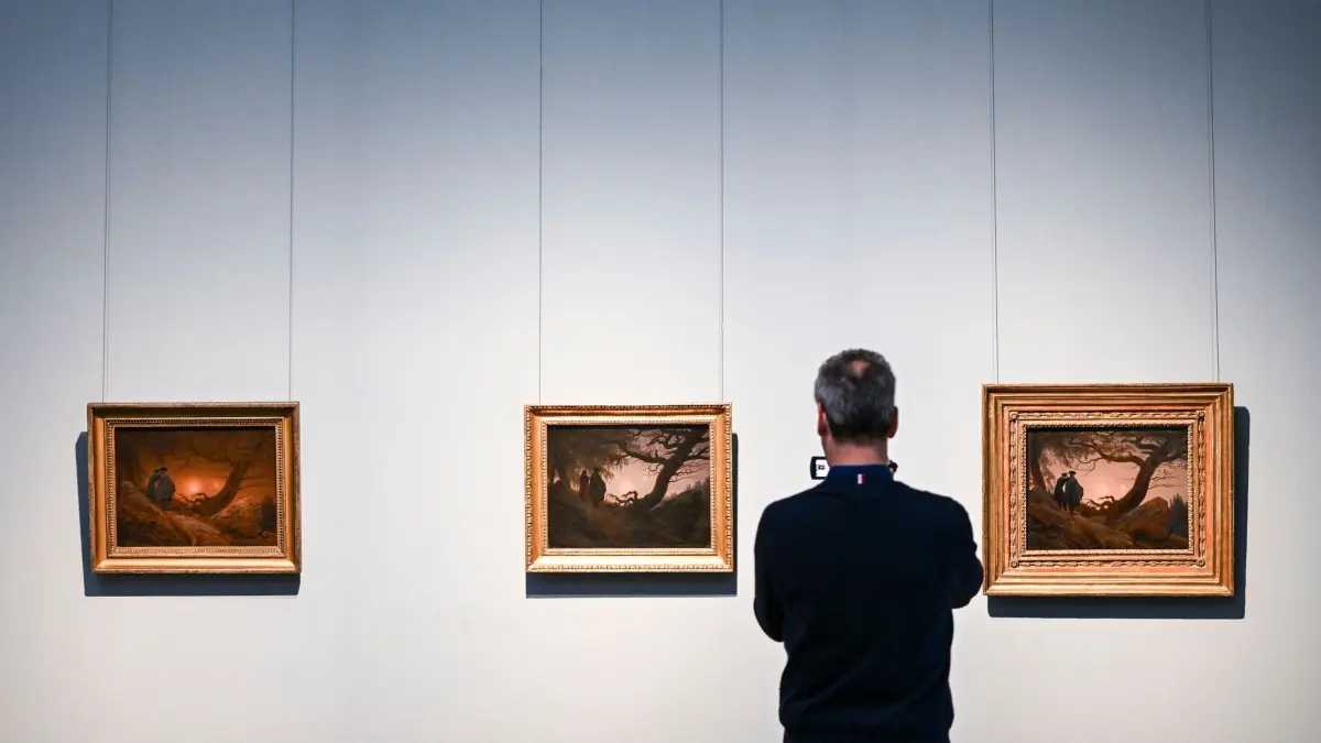 Caspar David Friedrich–Ausstellung in Berlin: 17.04.2024, Berlin: Drei verschiedene Varianten des Bildes „Zwei Männer in Betrachtung des Mondes“ sind in der Ausstellung "Caspar David Friedrich. Unendliche Landschaften“ anlässlich des 250. Geburtstages des Künstlers in der Alten Nationalgalerie zu sehen. Foto: Jens Kalaene/dpa - ACHTUNG: Nur zur redaktionellen Verwendung im Zusammenhang mit einer Berichterstattung über die Ausstellung +++ dpa-Bildfunk +++