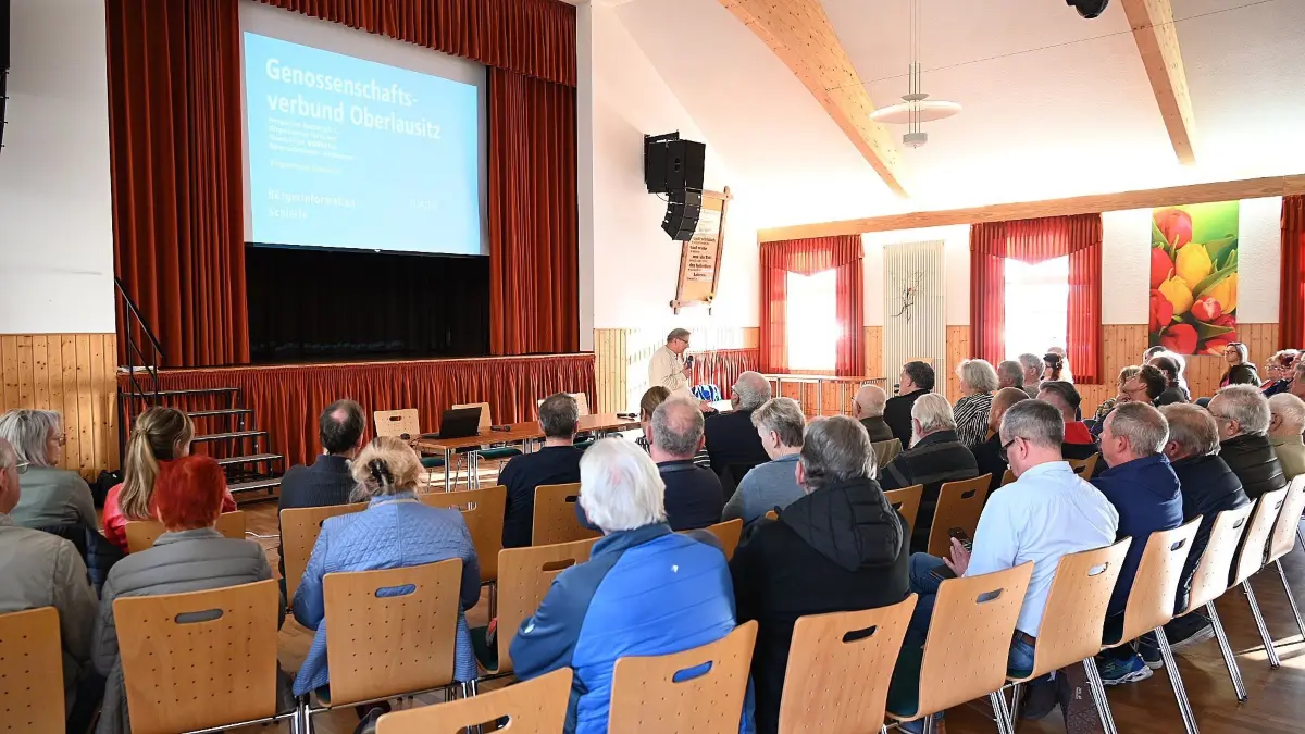 Vor etwa 60 Interessierten erläuterte Helmut Perk im Sorbische Kulturzentrum Schleife, wo im Kirschspiel eine Bürgerenergiegenossenschaft aktiv werden könnte.