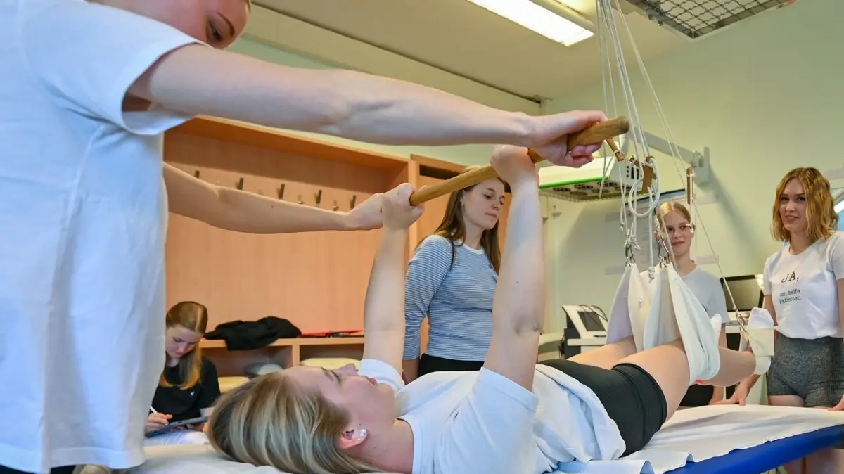 Gesundheitsministerin Nonnemacher besucht Schulen für Gesundheit: 18.04.2024, Brandenburg, Cottbus: Ursula Nonnemacher (Bündnis 90/ Die Grünen), Ministerin für Soziales, Gesundheit, Integration und Verbraucherschutz von Brandenburg, informiert sich an der Medizinischen Schule des Carl-Thiem-Klinikums (CTK). Am selben Tag besuchte die Ministerin Schulen für Gesundheitsfachberufe in Cottbus und Eisenhüttenstadt. Die Medizinischen Schule des CTK ist nach eigenen Angaben mit rund 700 Schülern die größte Ausbildungsstätte für Gesundheitsfachberufe im Land Brandenburg. Hier werden verschiedene Ausbildungen in der Pflege, aber auch die Ausbildung in der Physiotherapie und für Medizinische Technologinnen und Technologen in der Radiologie und der Laboratoriumsanalytik angeboten. Die Zahl der Schulen für Gesundheitsfachberufe ist im Land Brandenburg deutlich gestiegen: Aktuell gibt es 63, vor zehn Jahren waren es noch 37. Die Ausbildungskapazitäten haben sich damit um 136 Prozent von 3.114 Plätzen im Jahr 2013 auf 7.515 Plätzen im Jahr 2023 erhöht. Foto: Patrick Pleul/dpa/ZB - ACHTUNG: Nur zur redaktionellen Verwendung im Zusammenhang mit der aktuellen Berichterstattung und nur mit vollständiger Nennung des vorstehenden Credits - Honorarfrei nur für Bezieher des Dienstes ZB-Funkregio Ost +++ ZB-FUNKREGIO OST +++