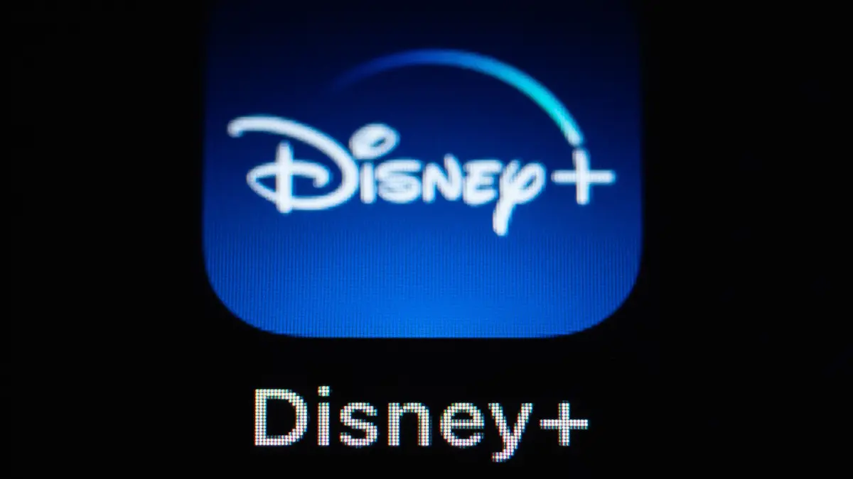 ARCHIV - 08.03.2022, Baden-Württemberg, Rottweil: Die Applikation App Disney+ ist auf dem Display eines iPhone SE zu sehen. (zu dpa: Disney+ startet Streamingtarif mit Werbung - mehr deutsche Serien) Foto: Silas Stein/dpa +++ dpa-Bildfunk +++