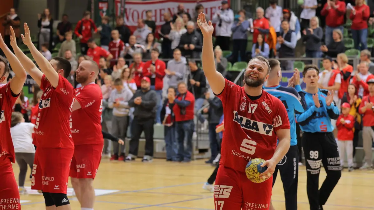 Handball Oberliga Ostsee–Spree LHC Cottbus — SG Uni Greifswald Loitz 38—24: Der LHC feiert den Sieg (Ernst Efa).