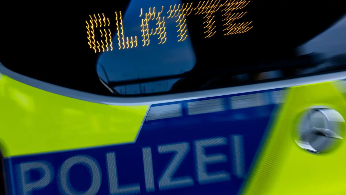 Das Wort „Glätte“ steht auf einem Polizeifahrzeug: PRODUKTION - 07.03.2024, Nordrhein-Westfalen, Düsseldorf: Das Wort «Glätte» steht auf der LED-Anzeige eines Polizeifahrzeugs. (zu dpa: «Vier Verletzte bei Autounfall auf glatter Straße in Osthessen») Foto: Rolf Vennenbernd/dpa +++ dpa-Bildfunk +++
