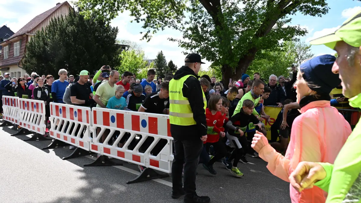 Spreewaldmarathon 2024 Läufe: 22. Spreewaldmarathon 2024 mit mehr als 10 000 Teilnehmern
Start zu Läufen Rund & Bike, 10 Kilometer, Halbmarathon und Marathon am Sonntagmorgen in Burg Spreewald.
Start zum 5-Kilometer-Lauf.