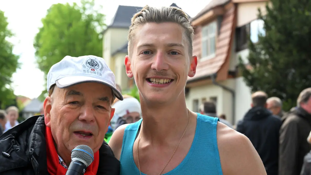 Spreewaldmarathon 2024 Läufe: 22. Spreewaldmarathon 2024 mit mehr als 10 000 Teilnehmern
Start zu Läufen Rund & Bike, 10 Kilometer, Halbmarathon und Marathon am Sonntagmorgen in Burg Spreewald.
Artur Beimler gewann bei den Männern den 10-Kilometerlauf. Hier mit Moderator Adi (l)