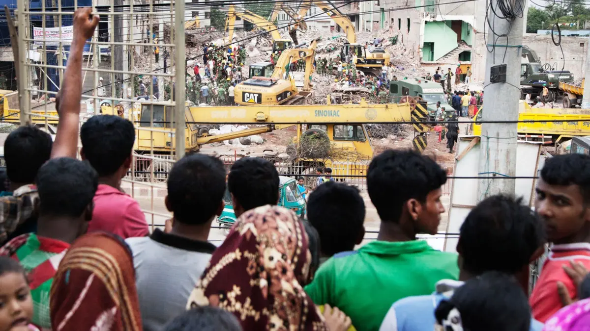 Elf Jahre nach Rana–Plaza / Textilfabriken sicherer: Zwei Wochen nach dem Einsturz des Fabrikgebäudes Rana Plaza vom 24. April 2013 warten die Überlebenden immer noch und hoffen, dass ihre Angehörigen und Kolleg*innen lebend aus den Trümmern geborgen werden. / Weiterer Text über ots und www.presseportal.de/nr/77911 / Die Verwendung dieses Bildes für redaktionelle Zwecke ist unter Beachtung aller mitgeteilten Nutzungsbedingungen zulässig und dann auch honorarfrei. Veröffentlichung ausschließlich mit Bildrechte-Hinweis. Foto: Pieter van de Boogert/Clean Clothes Campaign - Kampagne für Saubere Kleidung/obs