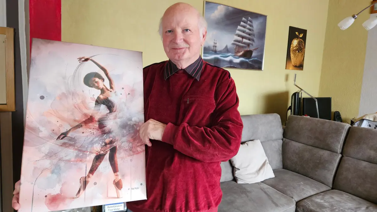 Die Balletttänzerin: Rentner Fred Müller (82) aus Lauchhammer zeigt eines seiner Bilder.