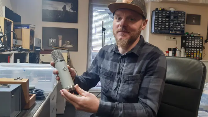 Andreas Stenzel repariert Studio-Mikrofone von Helge, Sido und Co.