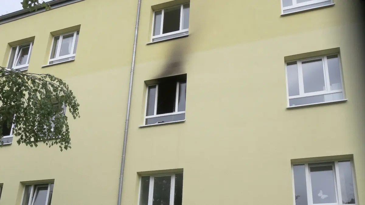 Brand in Herzberg: Gebäuderückseite - Rauchspuren am Zimmerfenster des Bewohners