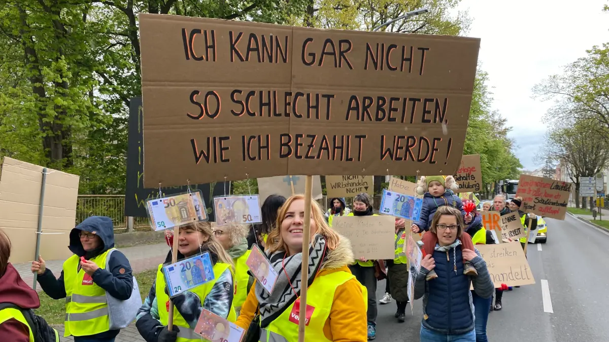 Das Pflegepersonal des Kreiskrankenhauses in Weißwasser hat am 25.04.2024 zum ersten Mal seit vielen Jahren gestreikt. Etwa 130 Mitarbeitende sind dem Aufruf der Gewerkschaft gefolgt.