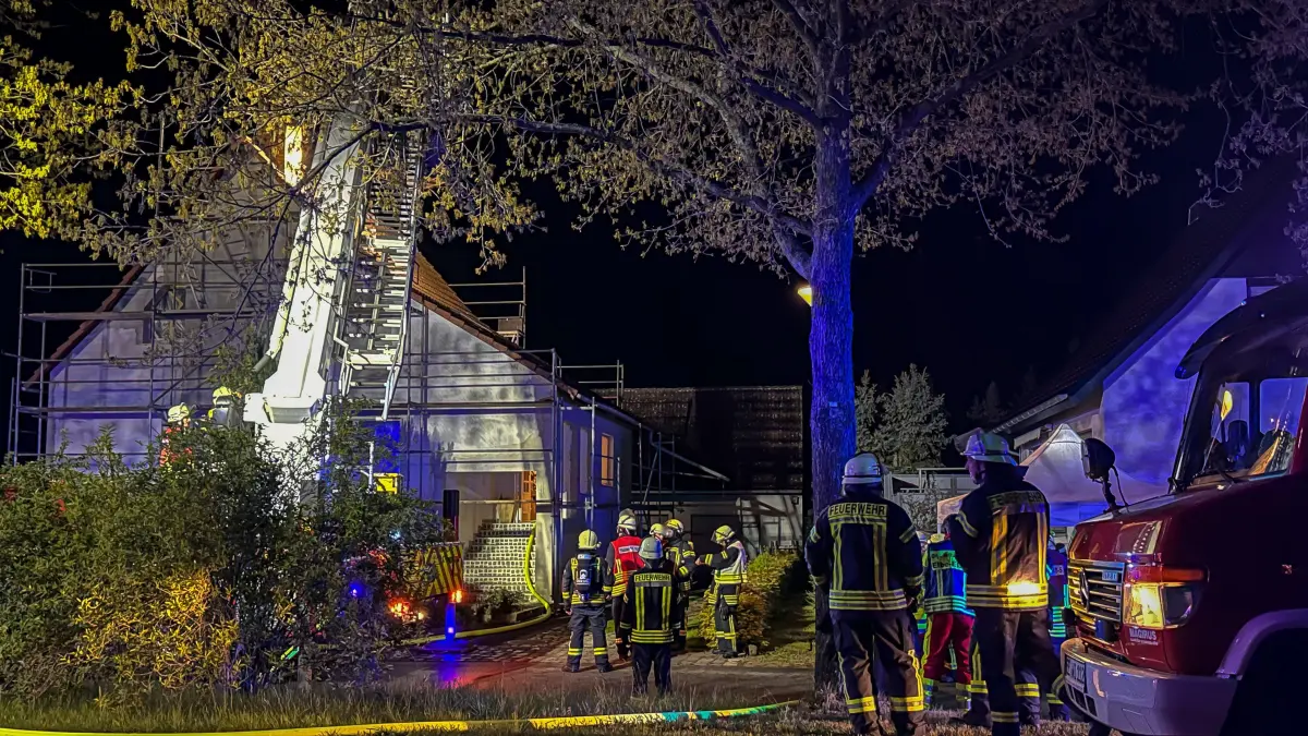 Feuer in einem Wohnhaus, das führt unter dem Einsatzstichwort Gebäudebrand groß wie hier in Maasdorf immer zu starkem Personal- und Technikeinsatz.