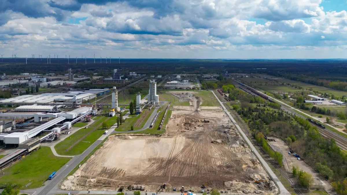 H2–ready Gaskraftwerk Schwarze Pumpe: 26.04.2024, Brandenburg, Schwarze Pumpe: Blick auf die Baustelle für das Projekt eines H2-ready Gaskraftwerkes am Industriestandort Schwarze Pumpe auf der Landesgrenze zwischen Brandenburg und Sachsen (Luftaufnahme mit einer Drohne). Zur Absicherung von Erzeugungslücken im Zuge des deutschen Kohleausstiegs plant die LEAG umfangreiche Investitionen für H2-ready Gaskraftwerke an ihren Kraftwerksstandorten in Brandenburg, Sachsen und Bayern. Unter der Voraussetzung, dass sich Bau und Betrieb innerhalb der noch auszugestaltenden Kraftwerksstrategie wirtschaftlich darstellen lassen, könnte am Energiestandort Schwarze Pumpe ein H2-ready Gaskraftwerk entstehen. Derzeit bereitet LEAG das Baufeld auf einer geeigneten unternehmenseigenen Fläche innerhalb des Industrieparks Schwarze Pumpe für die mögliche Errichtung vor. Foto: Patrick Pleul/dpa +++ dpa-Bildfunk +++