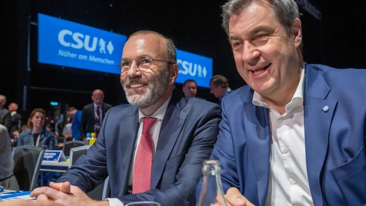Kleiner Parteitag CSU vor der Europawahl: 27.04.2024, Bayern, München: Der CSU-Spitzenkandidat zur Europawahl Manfred Weber und der CSU-Parteichef Markus Söder sitzen auf dem kleinen Parteitag der CSU zusammen. Neben einer Grundsatzrede soll auch die sogenannte Bayern-Agenda - die politischen Forderungen der CSU für die Europawahl - vorgestellt und beraten werden. Foto: Peter Kneffel/dpa +++ dpa-Bildfunk +++