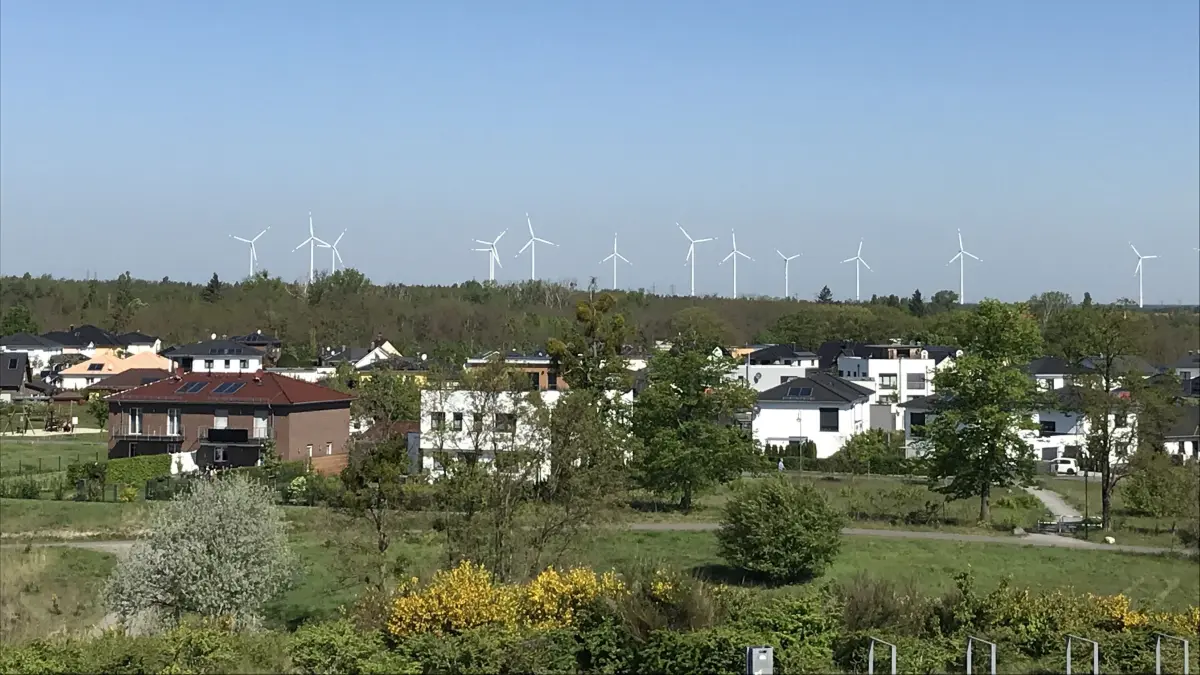 Am Horizont - hinter der Almasiedlung - ist der Windpark Chransdorf West zu sehen.
