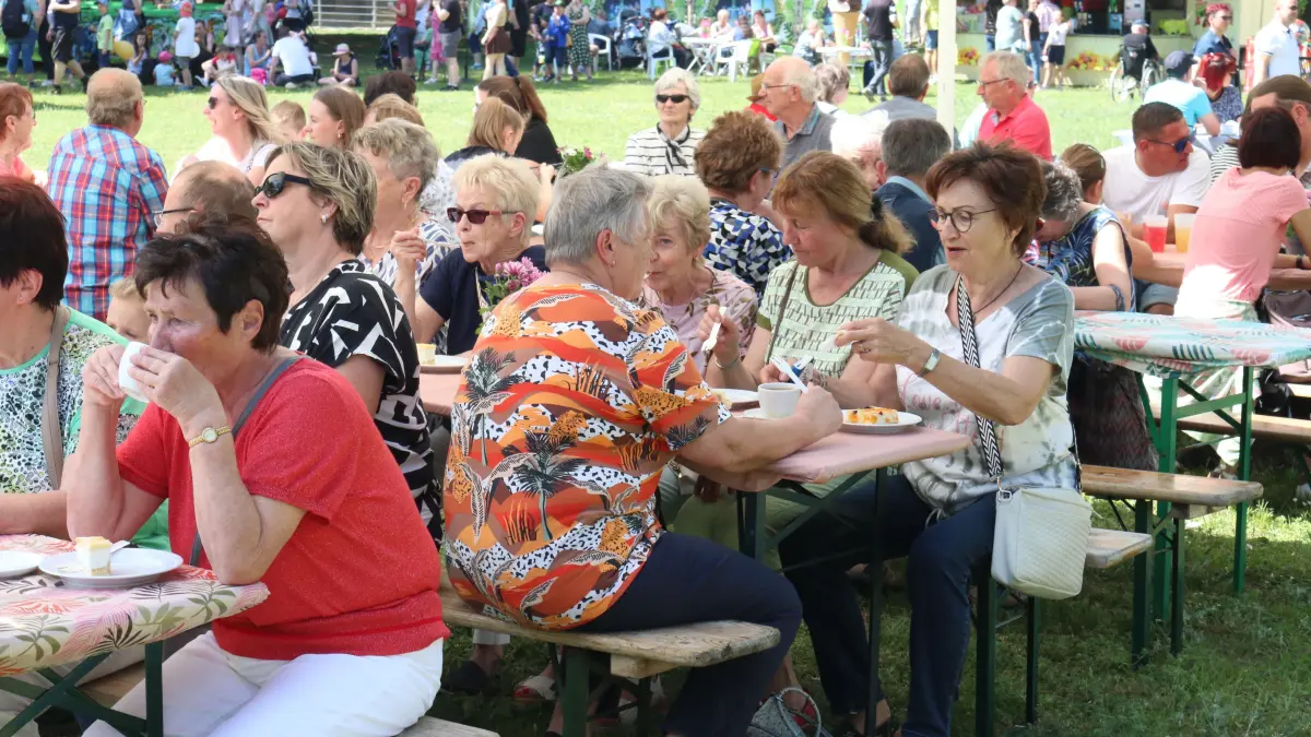 Etwas ruhiger als zum Sponsorenfrühschoppen ging es am Nachmittag auf der Festwiese bei der großen Kaffeetafel zu.