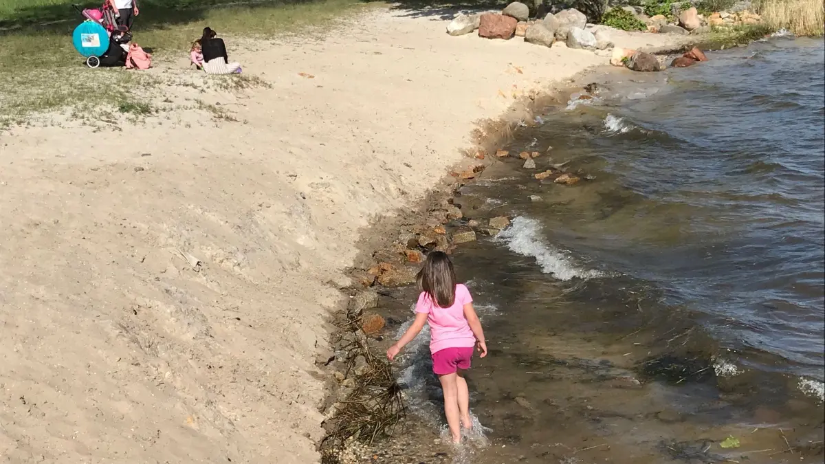 Der Badestrand am Stadthafen gleicht derzeit einer Steilküste. Wer kleinere Kinder hat, muss dort sehr aufpassen. Unfallgefahr droht.