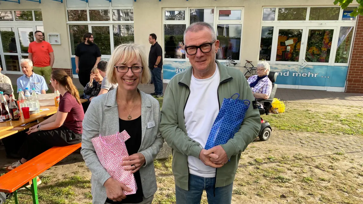 Die beiden Redner auf dem Themenpicknick zum Thema Gesundheit bekamen von den Organisatoren ein kleines Präsent als Dankeschön überreicht.