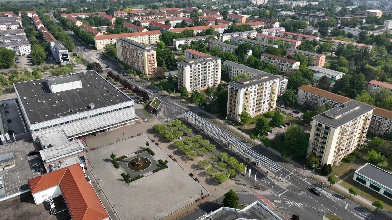 Die Luftaufnahme zeigt die Neustadt von Hoyerswerda und den zentrumsnah gelegenen Wohnkomplex III. In diesem Stadtquartier hat die Wohnungsgesellschaft für 2024 mehrere große Modernisierungsvorhaben in Angriff genommen.