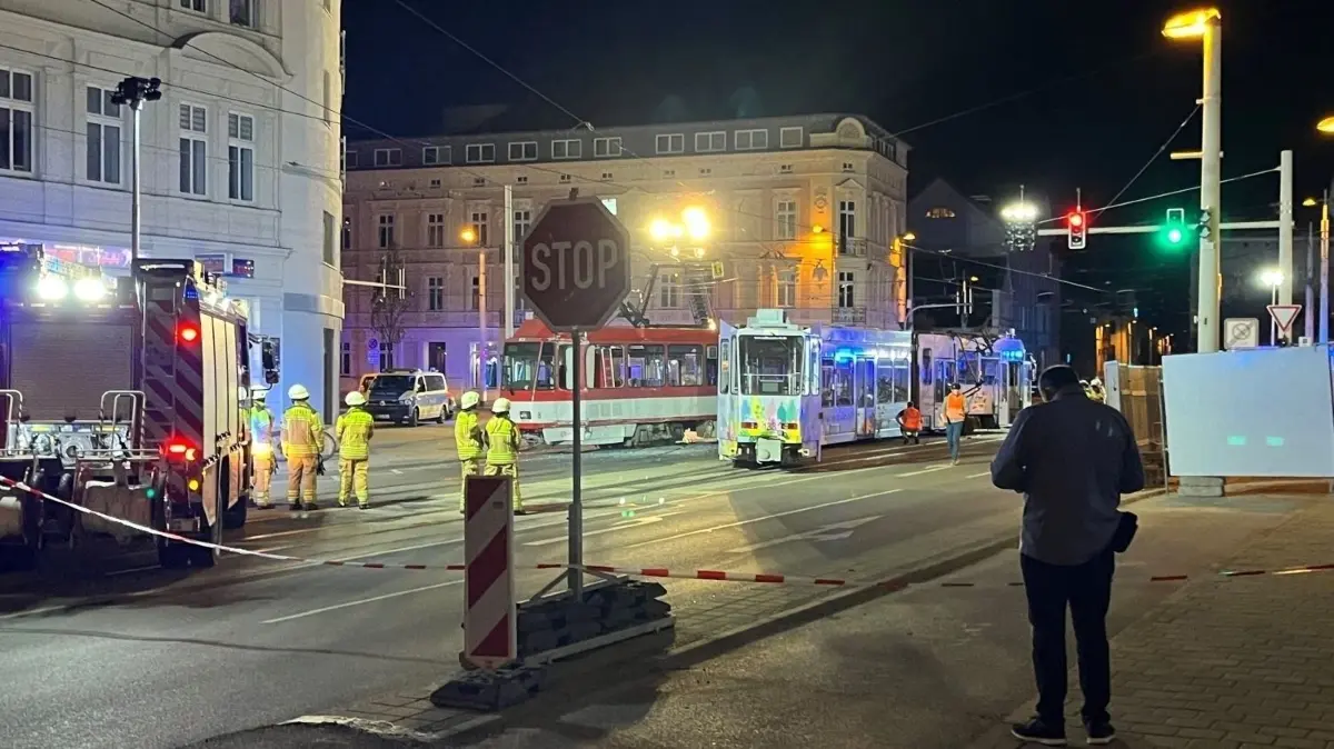 In Cottbus sind auf der Kreuzung an der Spree Galerie zwei Straßenbahnen zusammengefahren. Mehrere Fahrgäste sind bei dem Unfall verletzt worden.
In Cottbus sind am Montagabend (8. April) auf der Kreuzung an der Spree Galerie zwei Straßenbahnen zusammengefahren. Sieben Fahrgäste sind verletzt worden.