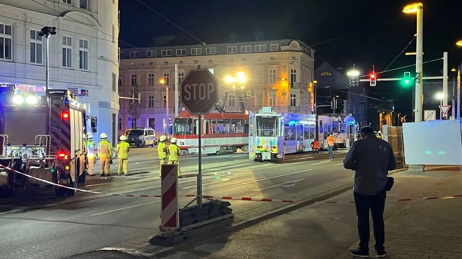 In Cottbus sind auf der Kreuzung an der Spree Galerie zwei Straßenbahnen zusammengefahren. Mehrere Fahrgäste sind bei dem Unfall verletzt worden.