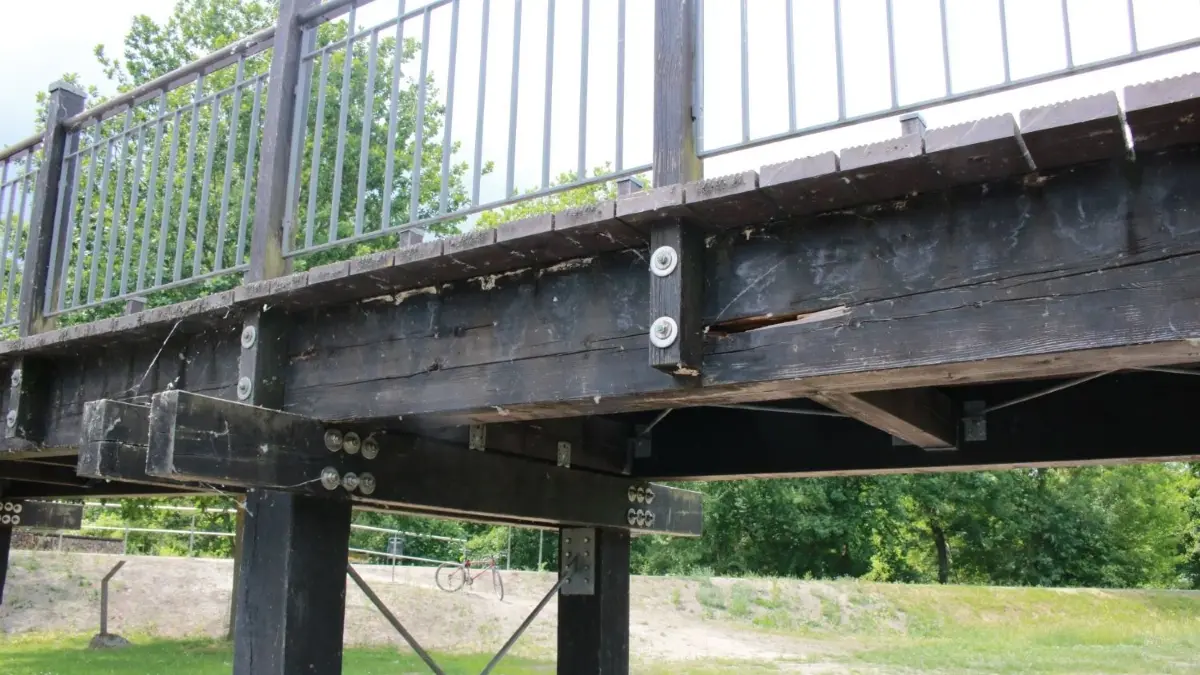 Immer deutlicher treten die Schäden an Lübbens längster Fußgängerbrücke an der Spreelagune zu Tage. Sie ist seit dem Winter gesperrt.
Immer deutlicher treten die Schäden an Lübbens längster Fußgängerbrücke an der Spreelagune zu Tage.