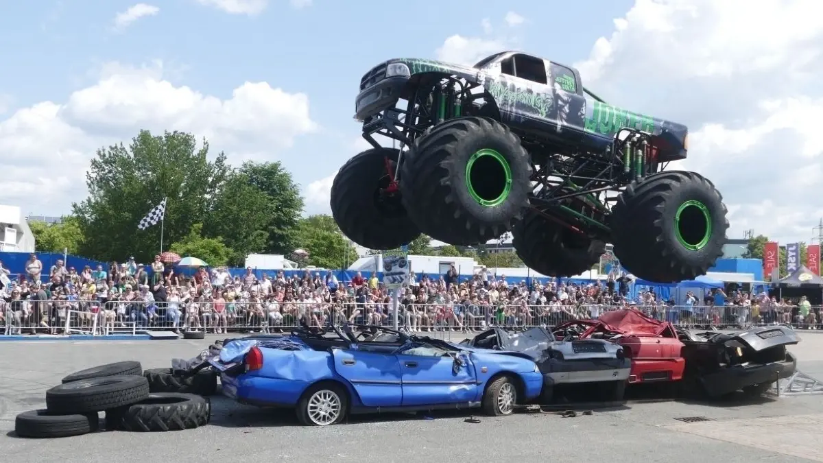 Fliegende Monstertrucks und waghalsige Stunts: Der Stuntman Jeffrey Korth gastiert am 14. April 2024 mit seiner Show „The World Of Motorshow“ auf dem Parkplatz am City Center in Eisenhüttenstadt. Eintrittskarten gibt es vor Ort zu kaufen. (Archivbild)
Stuntman Jeffrey Korth gastierte mit seiner Familie und seiner Show "The World of Motorshow" auf dem Parkplatz des REIZ in Neuruppin. Zu sehen gab es waghalsige Stunts, Monster Trucks, Lkw auf zwei Rädern, Quads, Motorräder und den Death Jump, bei dem ein Auto in die Tiefe stürzt.