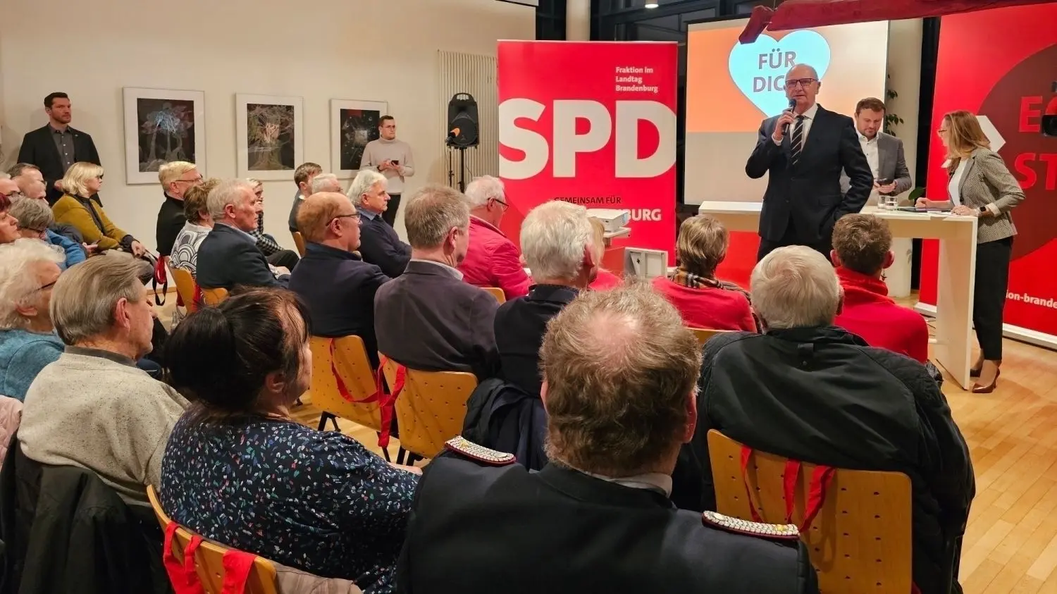Heimspiel für Ministerpräsident Dietmar Woidke. Gemeinsam mit dem Fraktionsvorsitzenden Daniel Keller hat er in Forst die landesweite Bilanztour der SPD-Landtagsfraktion begonnen.