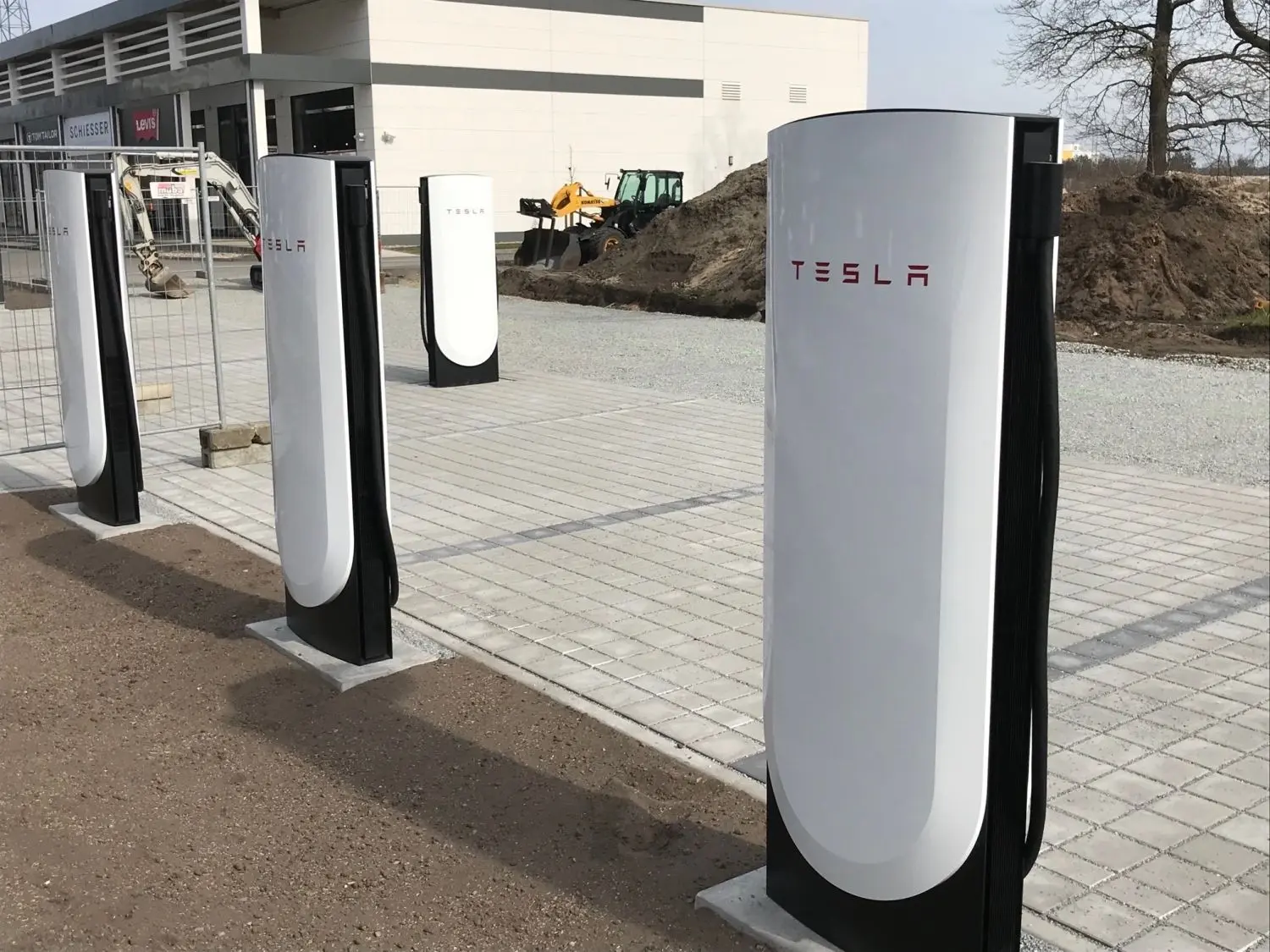 In den vergangenen Monaten sind neben dem Schwarzheider Outlet-Center insgesamt zwölf Tesla-Ladesäulen entstanden.