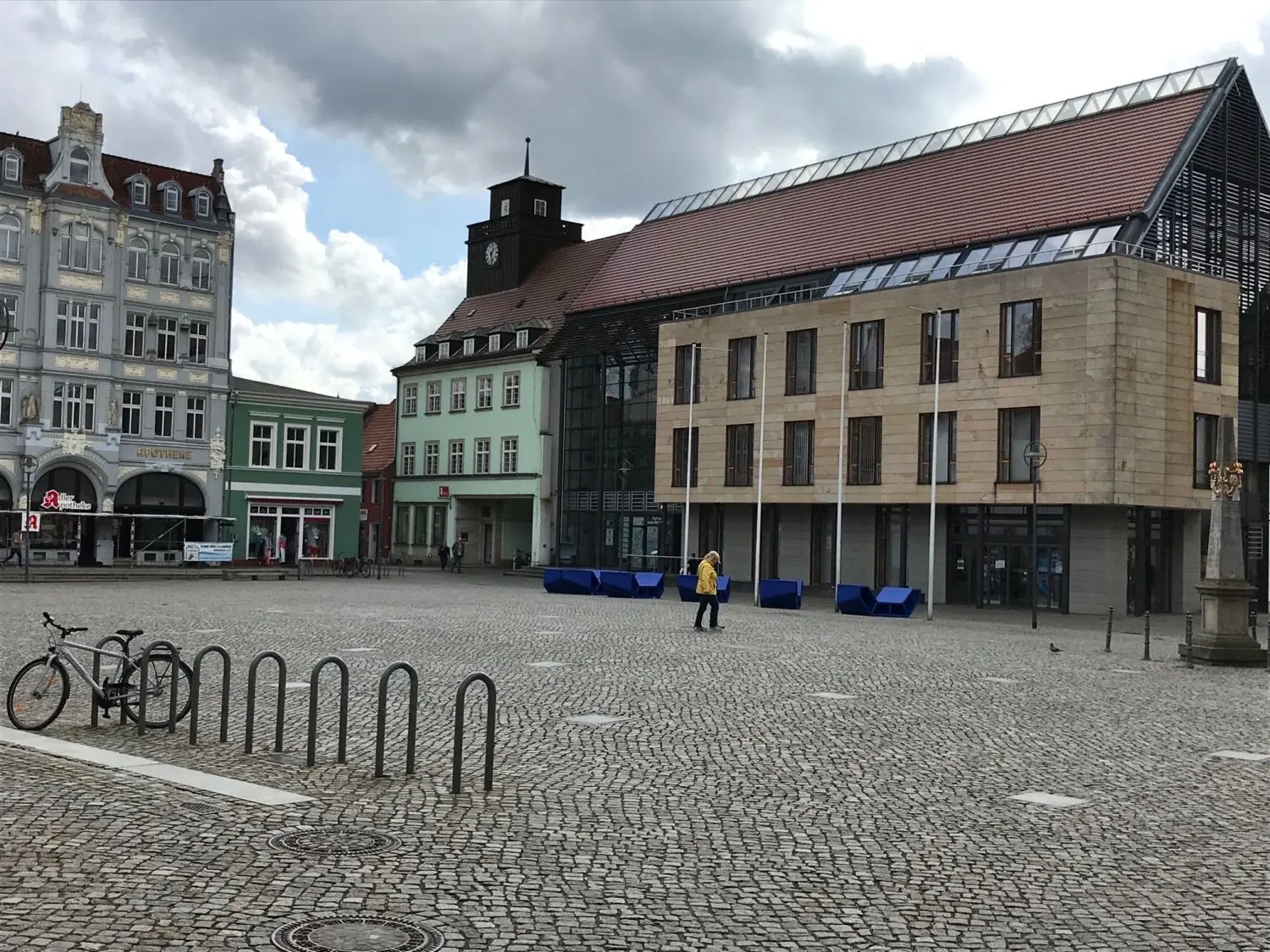Ein seltenes Bild: Der Markt in Senftenberg mal komplett autofrei. Die Stimmen für und gegen das Parken dürften sich etwa die Waage halten.