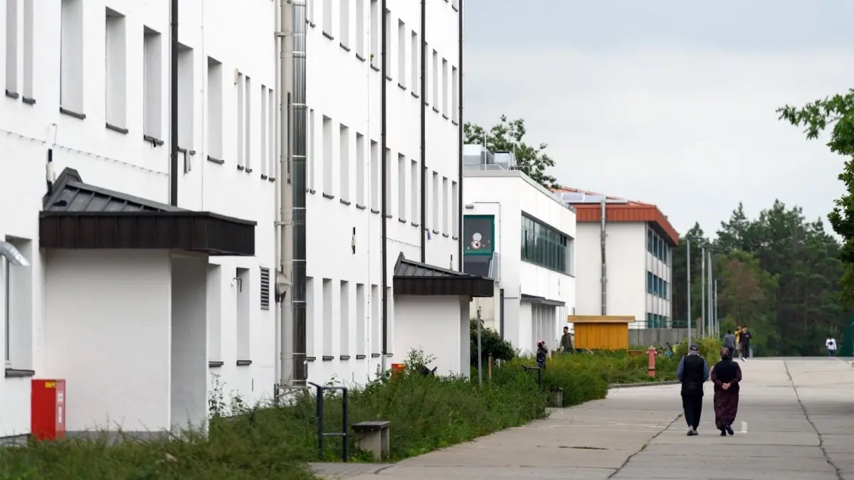 Flüchtlinge in Brandenburg: Müssen Asylbewerber für 80 Cent arbeiten? In einem brandenburgischen Landkreis wird das bereits praktiziert.
In der Erstaufnahmeeinrichtung für Flüchtlinge und Asylsuchende in Doberlug-Kirchhain will der Landkreis Elbe-Elster zusätzliche Schutzsuchende vorübergehend unterbringen.