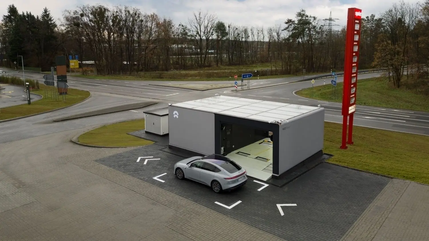 Die Ladeinfrastruktur für Fahrzeuge der chinesischen Marke Nio wird verdichtet. Seit kurzem ist die Akku-Tausch-Station nahe der A13 in Klettwitz in Betrieb.