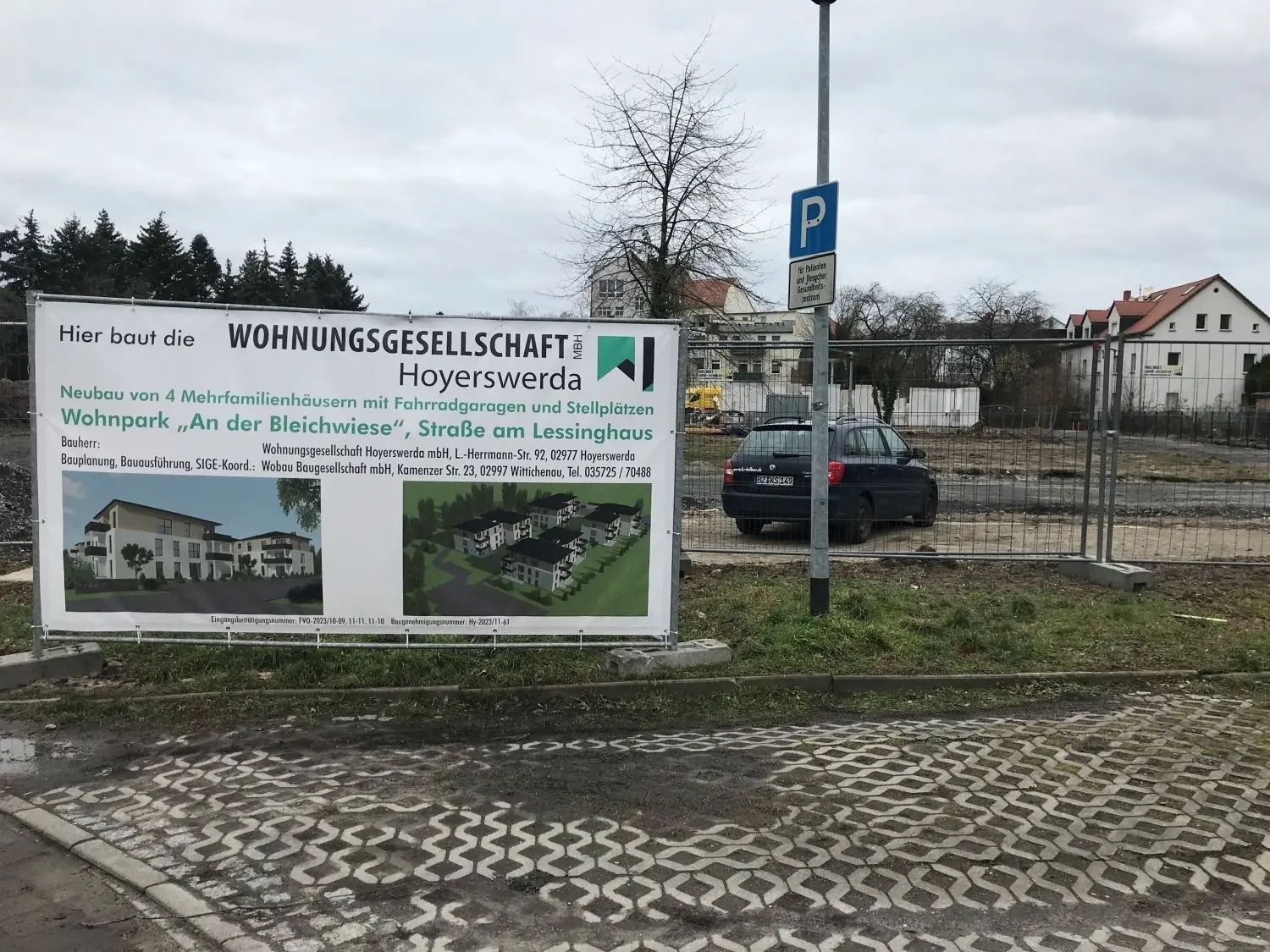 Auf einem Grundstück in der Altstadt hat die Wohnungsgesellschaft Hoyerswerda das Baugebiet „An der Bleichwiese“ eröffnet. Hier entstehen bis 2027 vier moderne Mehrfamilienhäuser.