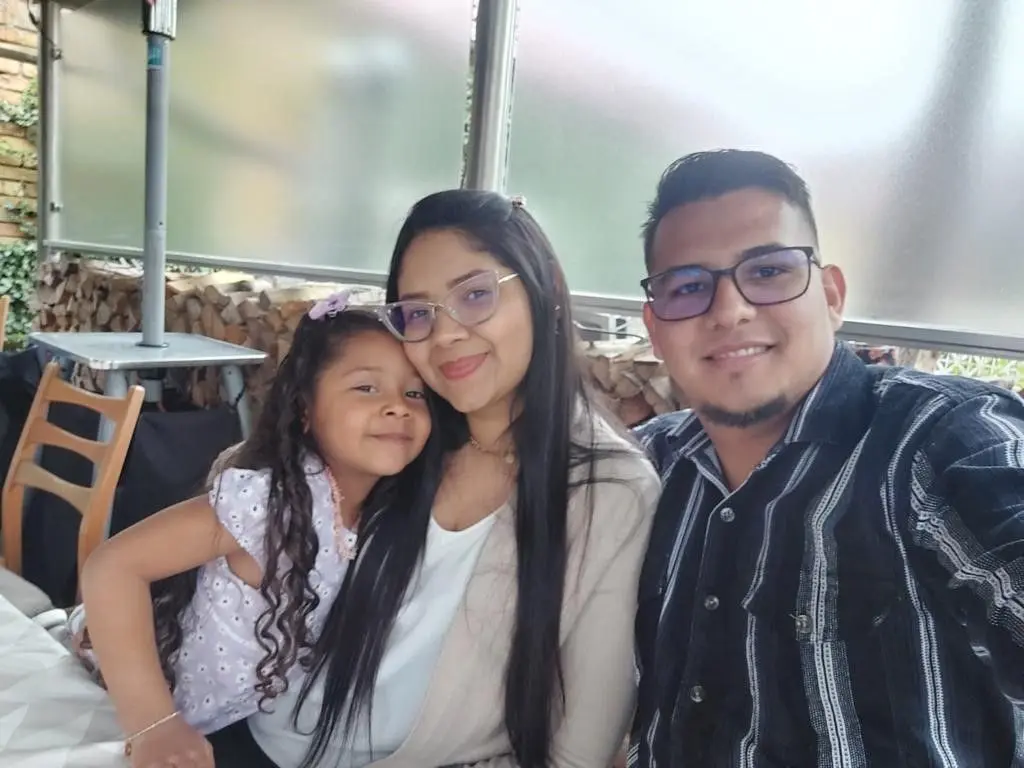 Heberth A. aus Venezuela lebt mit seiner Freundin und ihrer Tochter in Weißwasser. Bei einer Fleischerei in Spremberg ist er in der Produktion beschäftigt und hat einen unbefristeten Arbeitsvertrag.
