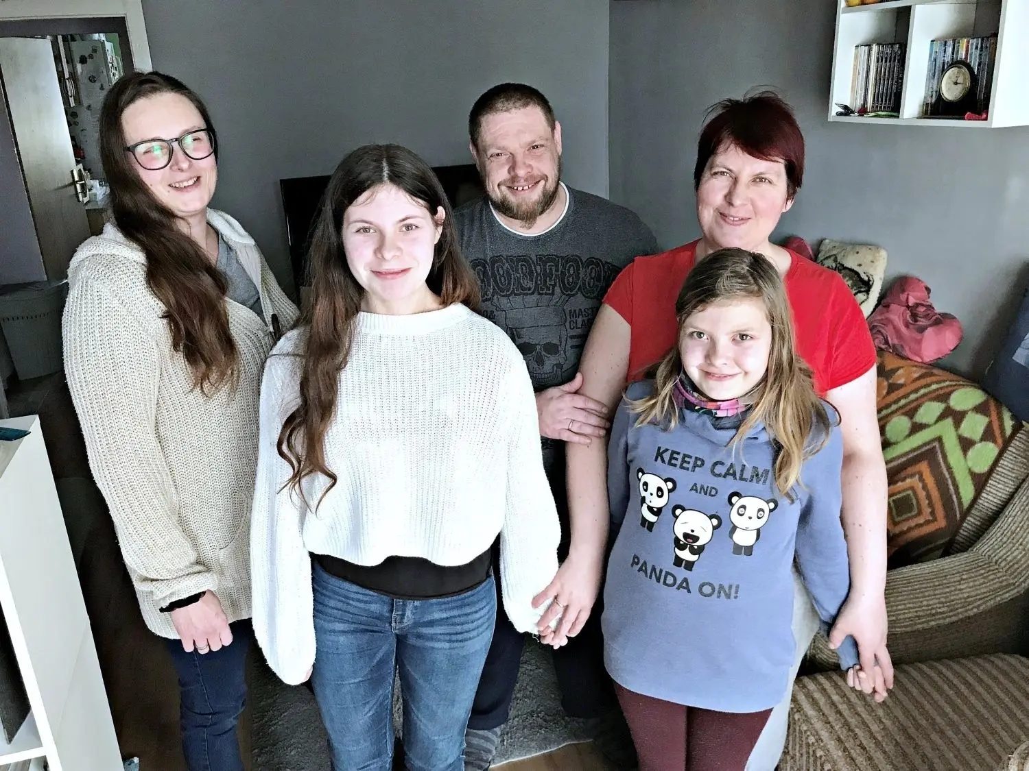 Aufatmen in Doberlug-Kirchhain: Marcel Zobel mit seiner Frau Ivonne und den Töchtern Lilli und Leoni (r.) sowie Peggy Hoberger (l.), die der Familie in der Notlage geholfen hat.