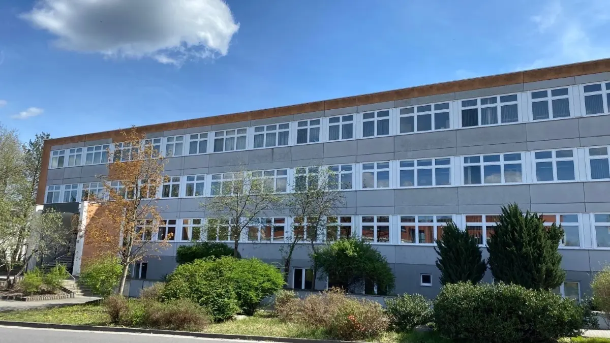 Blick auf das Landau–Gymnasium in Weißwasser: Rund 570 Schülerinnen und Schüler werden dort unterrichtet. Sie haben einen neuen Schulleiter.
Blick auf das Landua-Gymnasium in Weißwasser: Rund 570 Schülerinnen und Schüler werden dort unterrichtet.